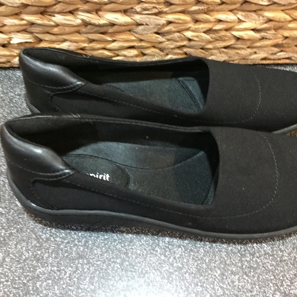 Easy Spirit Black Gift 2 Slip-on Shoes - Picture 10 of 14